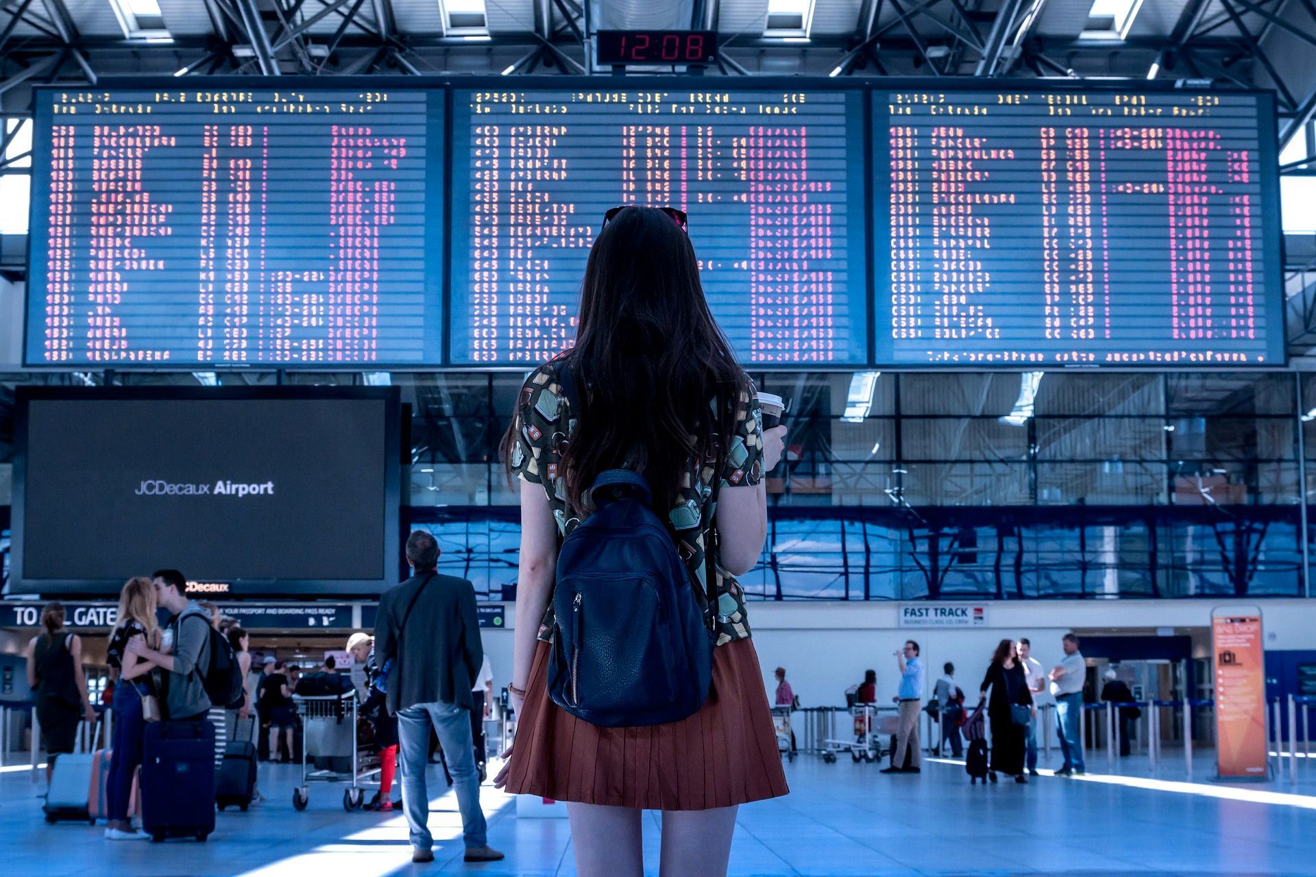Hall d'aéroport et tableau des départs